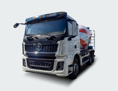 Cовременный автобетоносмеситель, предназначенный для транспортировки и перемешивания бетонной смеси на строительных площадках. Эта модель сочетает в себе надежность, производительность и удобство эксплуатации, что делает её отличным выбором для строительных компаний.