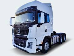 Отличная альтернатива американским и европейским тягачам, не уступающая по качеству и характеристикам в своём классе — ТЯГАЧ SHACMAN X5000 6х4 WEICHAI 430 л.с.  Грузовой автомобиль работает на 6-ти цилиндровом рядном вертикальном дизельном двигателе Weichai WP12.430E50 с жидкостным охлаждением. Он обеспечивает достойную для класса мощность в 430 л.с. (316 кВт). Максимальная скорость движения транспорта составляет внушительные 90 км/ч.  Всего модель, имея 9400 кг собственного веса, имеет номинальную грузоподъёмность в 15600 кг. Это позволяет перевозить любые категории грузов без особых проблем.  Коробка передач у тягача механическая, Fast Fuller, 12JS200TA, двенадцатиступенчатая. Она предусматривает 12 передач вперёд и 2 назад.  Топливный бак на 700 литров позволит двигаться без подзаправки в течение достаточно продолжительного времени.  Колёсная база прекрасно адаптирована под даже сложные условия эксплуатации, плюс отлично подходит под дороги общего пользования. В системе 6х4 две оси являются ведущими, — популярный подход.  Благодаря толстому металлу, используемому при изготовлении, плюс рёбрам жесткости, в безопасности во время поездок будут как водитель, так и грузы и внутренние системы тягача.  Кабина Х5000 MAN имеет хорошую теплоизоляцию, ориентированную под климатические условия России. Для холодных условий идеально также подходят зеркала с электрообогревом и усиленная отопительная система. В итоге выезды будут комфортными вне зависимости от сезона.  Поездки даже по разбитым дорогам не будут проблемой благодаря передней зависимой подвеске с телескопическими гидравлическими амортизаторами и задней балансирной на полуэллиптических рессорах.  Благодаря официальному дилеру РУСИМПОРТЛИДЕР вы можете рассчитывать на оперативный сервис в течение трёх дней, в какой точке страны вы бы ни находились. Инженеры выедут на ваш адрес, запчасти всегда будут в наличии.