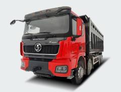 Самосвал SHACMAN X5000 8x4 WEICHAI 550 л.с. — вместительный и мощный самосвал для таких работ, где нужна отличная проходимость техники и способность перевозить действительно объемные и тяжелые грузы. Номинальная грузоподъемность модели — 41 000 кг. Чтобы перевозить такие значительные веса, нужен не просто вместительный, но и надежный кузов. Инженеры бренда позаботились об этом. За прочность конструкции отвечают толстый металл (8 мм на дне и 6 мм по боковой поверхности), продольные и поперечные ребра жесткости.  «Движущая сила» самосвала — двигатель WEICHAI WP12.550E50. Агрегаты этого бренда отличаются надежностью, простым обслуживанием, включая легкую доступность комплектующих и запчастей, а также неприхотливостью к топливу. Используемая модель двигателя — это 6-цилиндровый рядный вертикальный дизель мощностью 550 л.с. или 405 кВт. Предусмотрено жидкостное охлаждение, система турбонаддува, интеркуллер. Установлен ТНВД Bosch.  Собственный вес самосвала в снаряженном состоянии — 19 500 кг. Размеры следующие: длина 9750 мм (из них кузов 7600 мм), ширина кабины 2500 мм, ширина кузова 2300 мм, высота кабины 3450 мм, высота кузова 1500 + 500 мм.  Кабина выполнена по технологии "MAN X5000", предусматривает два кресла и одно спальное место. Для комфортной работы даже в очень холодную погоду она утеплена и снабжена усиленной системой отопления и климат-контролем.  Самосвал имеет колесную формулу 8х4 — это означает 8 колес суммарно, 4 из которых ведущие. Такая конструкция обеспечивает высокую грузоподъемность транспортного средства и его устойчивость в том числе в условиях бездорожья. Установлены радиальные, металлокордовые шины 315/80R22.5 с двускатной ошиновкой. Это позволяет достичь отличного сцепления с поверхностью и стабильную форму шин под разными видами нагрузок.  Дилер бренда SHACMAN, компания РУСИМПОРТЛИДЕР, предоставляет на самосвал САМОСВАЛ SHACMAN X5000 8x4 WEICHAI 550 л.с. гарантию 12 месяцев или 50 000 км при прохождении планового ТО. Его можно пройти самостоятельно без потери гарантии (наши сотрудники подскажут как), посетить один из 70+ сервисных центров или заказать выезд сервисной бригады в любую точку России. 