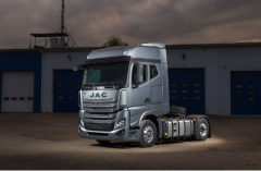 JAC K7 – высокотехнологичный седельный тягач, рассчитанный на перевозку грузов различного вида на большие расстояния. Автомобиль может использоваться в самых разных отраслях - от строительства и промышленности до сельского хозяйства и розничной торговли.  Колесная формула 4х2 и расстояние между осями в 3900 мм обеспечивают компактные габариты. При снаряженной массе 7568 кг JAC K7 может работать в составе автопоезда полной массой до 45 т. Автомобиль приводится в движение мощным 6-цилиндровым двигателем объемом 11,8 л, который развивает 488 л.с. и 2300 Нм крутящего момента.  На тягаче используются компоненты ведущих поставщиков – автоматическая 12-ступенчатая коробка передач ZF Traxon, ведущий мост Meritor. За безопасность отвечают системы активной и пассивной безопасности, в числе которых ABS, контроль устойчивости и система электронного торможения. А еще, - дисковые тормоза на всех колесах, моторный тормоз, гидравлический ретардер и другие необходимые для безопасного движения компоненты.  Кабина JAC K7 разработана с учетом комфорта водителя. Это прочный каркас, обеспечивающий высокую безопасность, внутренний простор и два спальных места, продуманная эргономика рабочего места и легкое управление функциями. В числе оборудования – электростеклоподъемники, климат-контроль, круиз-контроль, сенсорный дисплей. Все это обеспечивает оптимальный комфорт и минимальную утомляемость водителя.  Автомобиль прошел специальную адаптацию для российских условий. "Теплый" пакет включает автономный отопитель салона, утепление кабины, шторку радиатора, топливный фильтр с подогревом.