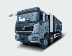 Это мощный и надежный грузовик, специально разработанный для работы в тяжелых условиях. Он оснащен современным 8-колесным шасси с передним и задним приводом, что обеспечивает отличную проходимость и устойчивость на различных типах дорог, включая сложные грунтовые маршруты.