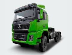 ТЯГАЧ SHACMAN X5000 6х6 WEICHAI 430 л.с. — это популярная модель тягача от крупного завода Shaanxi, официальным дилером которого на территории России является компания РУСИМПОРТЛИДЕР. Модель базируется на колёсной формуле 6х6. Это означает, что в наличии три ведущие оси, благодаря чему вы сможете быть уверены в замечательной проходимости транспорта даже в сложных и нестандартных условиях.  Сам тягач весит всего 9400 кг в снаряженном виде, плюс обладает внушительной грузоподъёмностью, достигающей 35 500 кг. Есть возможность перевозить даже тяжёлые грузы, причём делать это со скоростью, достигающей 90 км/ч.  «Сердце» грузового автомобиля, позволяющее ему достигать таких внушительных результатов — это зарекомендовавший себя как очень надёжный Weichai WP12.430E50, 4-х тактный 6-ти цилиндровый рядный вертикальный дизель с жидкостным охлаждением, а также прямым впрыском, интеркуллером и турбонадувом. Общая мощность мотора составляет 430 л.с., а рабочий объём — 11,6 см3.  Дизайн продуман до мелочей, например, воздухозаборник располагается высоко за кабиной, что позволяет избежать попадания дорожной пыли, песка и прочих мелких элементов, минимизировать риски возникновения нежелательных засоров.  Внутри комфортно даже в продолжительных поездках благодаря кабине X3000 MAN. Она оборудована максимально удобным  седлом JOST 50, кондиционером, спальными местами, электрическим зеркалом заднего вида с подогревом и не только. Упрощают жизнь водителю круиз-контроль, многофункциональный руль и другие элементы комплектации.  Подвеска модели является зависимой, рессорной, усиленной. Есть противооткатное устройство.  Тягач оборудован 12-ти ступенчатой механической коробкой передач модели 12JSDX220TA-B, она имеет 12 передач вперёд и две — назад.