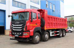 Самосвал JAC N410 – мощный и незаменимый помощник на строительной площадке, в добыче полезных ископаемых и в сельском хозяйстве. Автомобиль может использоваться для перевозки различных материалов: от песка, гравия и камня до строительного мусора и грунта по любым покрытиям. Благодаря своим характеристикам JAC N410 способен перевозить большие объемы груза, и представляет эффективное решение при выполнении крупных строительных и земельных работ.  JAC N410 колесной формулой 8х4 оснащается кузовом объемом 26 куб.м и рассчитан на перевозку 31 т полезного груза. Силовая линия включает рядный шестицилиндровый турбодизель Weichai объемом 12 л экологического класса Евро-5 и механическую 12-ступенчатую коробку передач Fast. Двигатель развивает 423 л.с. и 2060 Нм крутящего момента, и отличается эффективными и экономичными характеристиками.  JAC N410 предоставляет удобное и эргономичное пространство для работы водителя. Кабина габаритами 1720х2475х2000 мм снабжена местом для отдыха. Пневмосиденье, регулируемое в 4-х плоскостях, обеспечивает наилучший комфорт и призвано снизить утомляемость водителя.  В комплектацию JAC N410 входят кондиционер, радио диапазона FM/AM с USB, центральный замок с дистанционным управлением, электрические стеклоподъемники, зеркала заднего вида с подогревом, автономный обогреватель кабины и многое другое.  На выбор предлагаются версии с прямоугольным и U-образным кузовами.