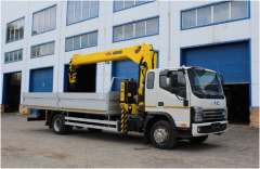 Новый JAC N120X – преемник нашей известной модели N120. Обновленный автомобиль сохранил все преимущества модели, но стал привлекательнее, мощнее и экономичнее. Благодаря допустимой полной массе 11 980 кг, грузовик не попадает под действие системы «Платон», и подходит для установки широкого спектра специализированных надстроек. Это отличный помощник в любом бизнесе.  Новый дизайн кабины выгодно отличает JAC N120X от большинства среднетоннажников. Светодиодная оптика с дневными ходовыми огнями, хромированная решетка радиатора, бампер со встроенными противотуманными фарами заставляет обратить на автомобиль внимание в дорожном трафике.  Эргономика рабочего места водителя улучшена за счет новой передней панели и комбинации приборов. Предусмотрены регулируемая по высоте и наклону рулевая колонка, мультируль, электростеклоподъемники, центральный замок, кондиционер, радио с USB.  JAC N120X оснащен новым экономичным и мощным двигателем. Турбодизель Cummins B4.5 EV210 производства совместного предприятия JAC-Cummins при объеме 4,5 л развивает 206 л.с. и 740 Нм крутящего момента, который достигается в диапазоне 1200-1800 об/мин. В трансмиссии установлена надежная 6-ступенчатая коробка передач FAST C6J76T с передаточными числами, обеспечивающими комфортное движение с грузом или без.  В стандартную комплектацию JAC N120 входит широкий набор оборудования, облегчающий работу водителя. За безопасность отвечают системы ABS, ASR, ESC, горный тормоз, задний стабилизатор поперечной устойчивости. «Теплый пакет» адаптации для России включает боковые зеркала с обогревом, отопитель повышенной производительности, утепление кабины, фильтр с подогревом и прочее. Дополнительно можно заказать предпусковой подогреватель Webasto, пневмосиденье, коробку отбора мощности и накабинный спойлер.  Для удобства клиентов JAC N120X предлагается с тремя видами колесных баз – 3845, 4700 или 5300 мм. Соответственно, варьируется и грузоподъемность шасси – 8030, 7950 и 7900 кг, - при неизменной полной массе. Таким образом, значительно облегчается выбор шасси под конкретные нужды.