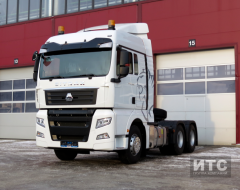 SITRAK C7H 6×4 обеспечивает надежность и эффективность при транспортировке грузов на дальние расстояния. Тягач привлекает внимание своей передовой технологии, производительностью и комфортом. Модель Ситрак С7Н оснащена надежным и производительным двигателем, способным обеспечивать необходимую мощность для перемещения грузов различного объема и веса. Это позволяет достичь высокой эффективности даже при полной загрузке. Колесная формула 6х4 с межосевой и межколесной блокировками позволяет бесприпятственно передвигаться в условиях карьеров и стройплощадок