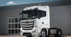 Foton A: незаменимый работник вашего автопарка Седельный тягач – один из ключевых инструментов для заработка и повышения рентабельности транспортных операций. Мы знаем, как важны для вас надежность силовой линии, комфорт водителя, эффективность расходования топлива и дополнительная уверенность в сохранности перевозимых грузов.  Наш проверенный временем флагман магистральных трасс – модель Foton A – давно и успешно зарекомендовал себя среди российских клиентов как надежный и комфортабельный тягач. Для него нет маршрутов, которые сложно покорить. Есть только задачи, которые он выполнит, и сроки, в которые он уложится. Остальное – лишь компромиссы, к которым этот тягач не привык. И вы тоже, не так ли?