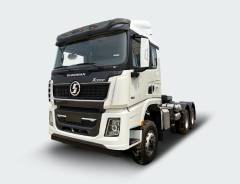 ТЯГАЧ SHACMAN X5000 6х6 WEICHAI 430 л.с. — это популярная модель тягача от крупного завода Shaanxi, официальным дилером которого на территории России является компания РУСИМПОРТЛИДЕР. Модель базируется на колёсной формуле 6х6. Это означает, что в наличии три ведущие оси, благодаря чему вы сможете быть уверены в замечательной проходимости транспорта даже в сложных и нестандартных условиях.  Сам тягач весит всего 9400 кг в снаряженном виде, плюс обладает внушительной грузоподъёмностью, достигающей 35 500 кг. Есть возможность перевозить даже тяжёлые грузы, причём делать это со скоростью, достигающей 90 км/ч.  «Сердце» грузового автомобиля, позволяющее ему достигать таких внушительных результатов — это зарекомендовавший себя как очень надёжный Weichai WP12.430E50, 4-х тактный 6-ти цилиндровый рядный вертикальный дизель с жидкостным охлаждением, а также прямым впрыском, интеркуллером и турбонадувом. Общая мощность мотора составляет 430 л.с., а рабочий объём — 11,6 см3.  Дизайн продуман до мелочей, например, воздухозаборник располагается высоко за кабиной, что позволяет избежать попадания дорожной пыли, песка и прочих мелких элементов, минимизировать риски возникновения нежелательных засоров.  Внутри комфортно даже в продолжительных поездках благодаря кабине X5000 MAN. Она оборудована максимально удобным  седлом JOST 50, кондиционером, спальными местами, электрическим зеркалом заднего вида с подогревом и не только. Упрощают жизнь водителю круиз-контроль, многофункциональный руль и другие элементы комплектации.  Подвеска модели является зависимой, рессорной, усиленной. Есть противооткатное устройство.  Тягач оборудован 12-ти ступенчатой механической коробкой передач модели 12JSDX220TA-B, она имеет 12 передач вперёд и две — назад.