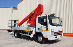 JAC N90 – это один из самых современных представителей линейки среднетоннажных коммерческих грузовиков. Полная масса автомобиля составляет 9030 кг, он очень маневренный и может перевозить грузы на малые, средние и дальние расстояния. Модель прошла специальную адаптацию для российских условий работы.  JAC N90 снабжен современной кабиной с эргономичным интерьером, рассчитанной на трех человек.  В качестве силового агрегата на среднетоннажном JAC используется 3,8-литровый турбодизель Cummins ISF 3.8s5168 экологического стандарта Евро-5. Удачные тяговые характеристики двигателя позволяют развивать скорость до 110 км/ч, при этом средний расход составляет в среднем 15,2 л/100 км.  Конструкция подвески JAC N90 выполнена по классической зависимой схеме на полуэллиптических рессорах. На задней оси установлен стабилизатор поперечной устойчивости.  JAC N90 представлен в России со средней (3845 мм) и двумя длинными (4475 мм) колесными базами. Три варианта монтажной длины рамы позволяет устанавливать широкий спектр надстроек. Средний вариант предлагается с однорядной кабиной, длинная версия поставляется в двух вариантах: с кабиной со спальным местом и без спального места