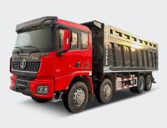 Самосвал SHACMAN X5000 8x4 WEICHAI 430 л.с. — мощный и надежный вместительный самосвал для серьезных задач, будь то масштабная стройка, дальняя перевозка сыпучих материалов или иные ситуации. Номинальная грузоподъемность модели составляет внушительные 41 000 кг. Собственная масса самосвала в снаряженном состоянии —19500 кг. Кузов прочный и дополнительно усилен ребрами жесткости.  При большой грузоподъемности SHACMAN X5000 8x4 WEICHAI 430 л.с. отличается продуманной конструкцией и сбалансированными габаритами. Длина самосвала — 10335 мм (из них кузова — 7600 мм); ширина —2300 мм у кузова 2490 мм у кабины; высота — 3450 мм у кабины и 1500 + 500 мм у кузова.  В «сердце» грузовика — производительный 6-ти цилиндровый 4-х тактный рядный вертикальный двигатель с жидкостным охлаждением WEICHAI WP12.430E50  Он работает на дизельном горючем, оснащен турбонаддувом, интеркуллером и прямым впрыском топлива. Мощность двигателя 430 л.с., максимальный крутящий момент 2060 об./мин. Установлена система ТНВД Bosch.  Бренд WEICHAI производит дизельные двигатели для спецтехники не первое десятилетие, постоянно совершенствуя их конструкцию. Среди их преимуществ выделяют надежность работы, удобство обслуживания и высокую ремонтопригодность (включая доступность необходимых комплектующих и запчастей).  SHACMAN X5000 8x4 WEICHAI 430 л.с. — это серьезная техника для серьезных задач, поэтому важно обеспечить максимальное удобство управляющему ей водителю. На модели установлена просторная вместительная кабина с двумя сиденьями и одним спальным местом. Предусмотрено утепление и усиленное отопление для комфорта даже в очень холодную погоду. Среди прочих «фишек» — электроподогрев зеркал, электрические стеклоподъемники, круиз-контроль.  На данную модель самосвала предусмотрена гарантия 12 месяцев или 50 000 км. Плановое ТО, а также последующие обслуживание и ремонт можно проходить сервисных центрах дилера РУСИМПОРТЛИДЕР по всей России или запросить выездную бригаду в любую точку страны. Все необходимые комплектующие и расходные материалы в наличии на складах на территории РФ.